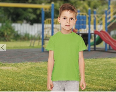 Criança com camiseta verde e calças cinzentas em parque ao ar livre