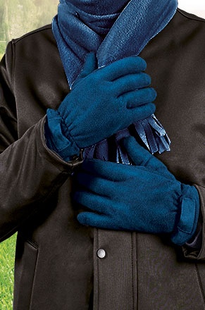 Pessoa usando luvas e cachecol azuis com casaco preto