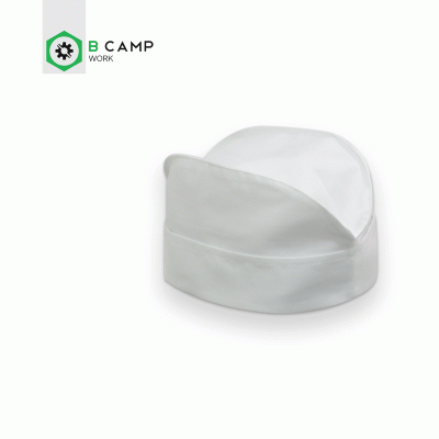 Gorro de trabalho branco com aba em fundo branco e logotipo B CAMP WORK