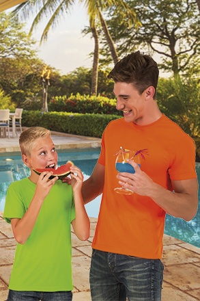 Dois rapazes junto a piscina, um a comer melancia e outro a beber um cocktail azul