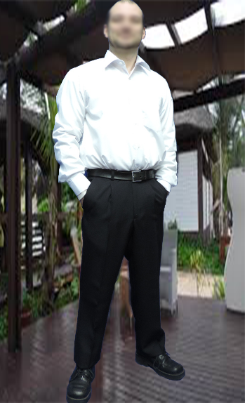 Homem com camisa branca e calças pretas em espaço exterior com madeira e plantas