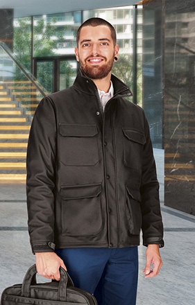 Homem com casaco preto, calças azuis e segurando pasta preta