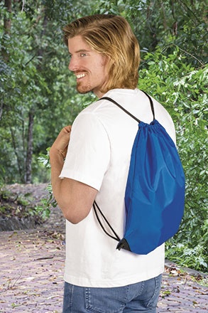 Homem com mochila saco azul em ambiente de floresta