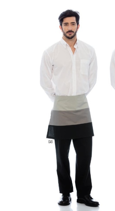 Homem com camisa branca, calças pretas e avental de cintura bicolor.