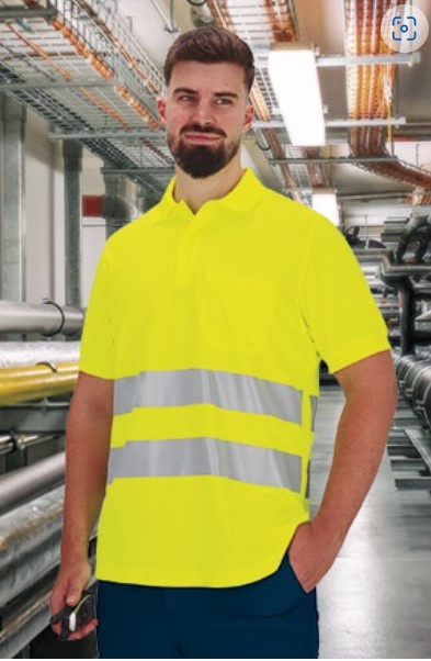 Polo amarelo de alta visibilidade com faixas refletoras usado em ambiente industrial