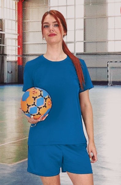 Mulher com roupa desportiva azul e bola de futebol de salão colorida em campo interior