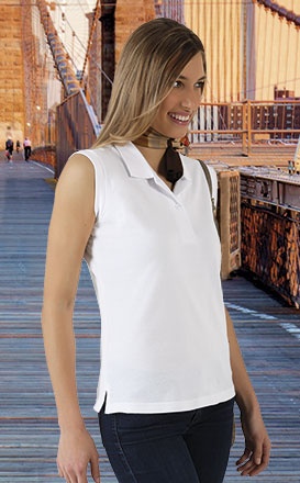 Mulher com top branco e calças pretas em frente a ponte de madeira e estrutura metálica laranja