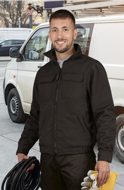 Homem com roupa de trabalho preta, segurando cabo e luvas, em frente a carrinha branca