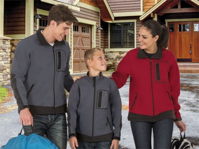 Três pessoas com casacos fleece de zíper cinza e vermelho em frente a casa com garagem