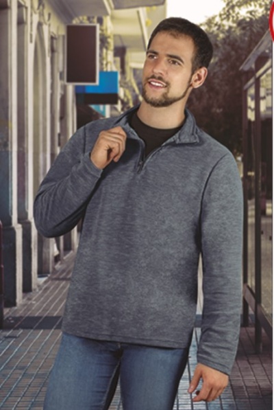 Homem com suéter cinza e calças jeans numa rua urbana.