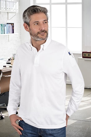 Homem com camisa polo branca de manga longa num escritório moderno