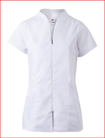 Blusa branca de manga curta com fecho de correr e gola alta.