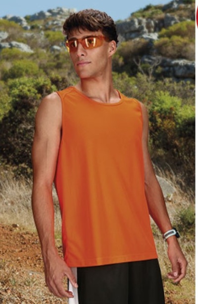 Homem com regata laranja e calções pretos ao ar livre