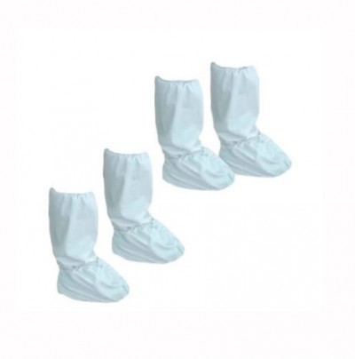 Quatro pares de coberturas de calçado brancas em diferentes tamanhos sobre fundo branco