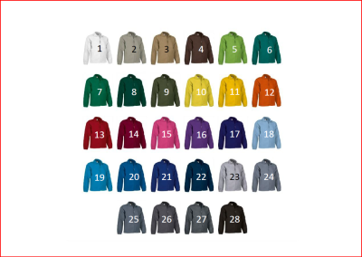 Casacos com capuz em várias cores numeradas de 1 a 28