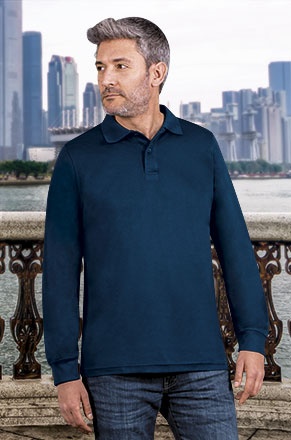 Homem com camisa polo azul escuro manga comprida em paisagem urbana