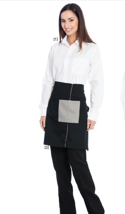 Mulher com camisa branca e saia preta com bolso cinza em fundo branco