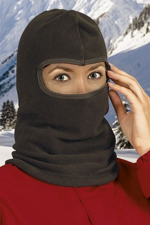 Balaclava preta em material quente usada em montanha nevada