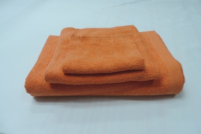 Conjunto de três toalhas laranja dobradas