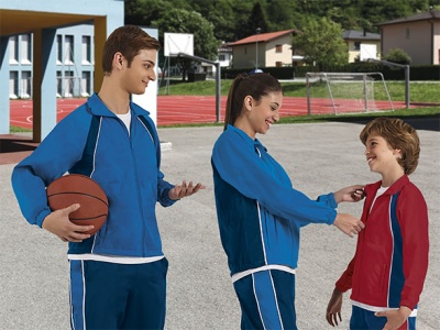 Três jovens em fatos de treino azul e vermelho num campo desportivo com pista de atletismo ao fundo
