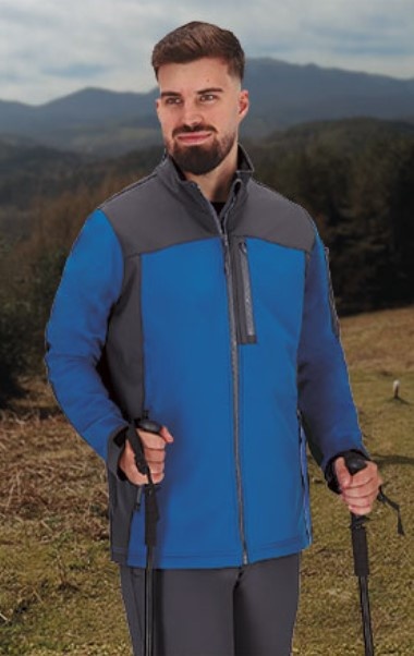 Homem com casaco azul e cinza segurando bastões de caminhada em ambiente montanhoso