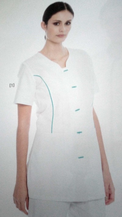 Blusa branca de manga curta com botões e detalhes azul-turquesa