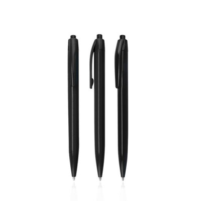 Três esferográficas pretas em linha vertical sobre fundo branco.