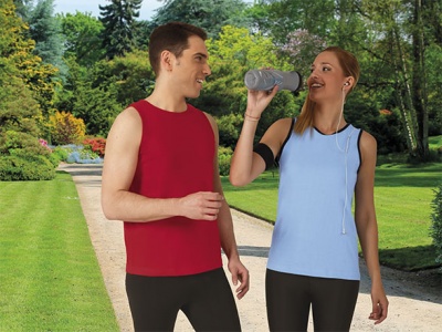 Dois jovens com camisolas desportivas, uma vermelha e outra azul clara, num jardim verdejante