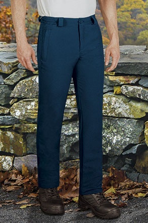 Calças azuis escuras compridas usadas ao ar livre