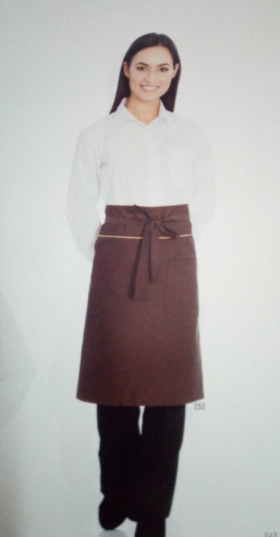 Mulher com camisola branca e saia avental castanha com bolso e fita, fundo branco.