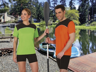 Dois jovens com roupa desportiva junto a lago e barcos