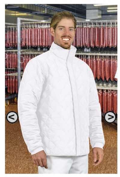 Casaco branco acolchoado usado por homem em indústria de enchidos