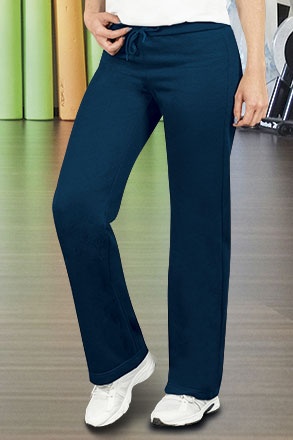 Calças desportivas azuis com cordão na cintura e sapatilhas brancas