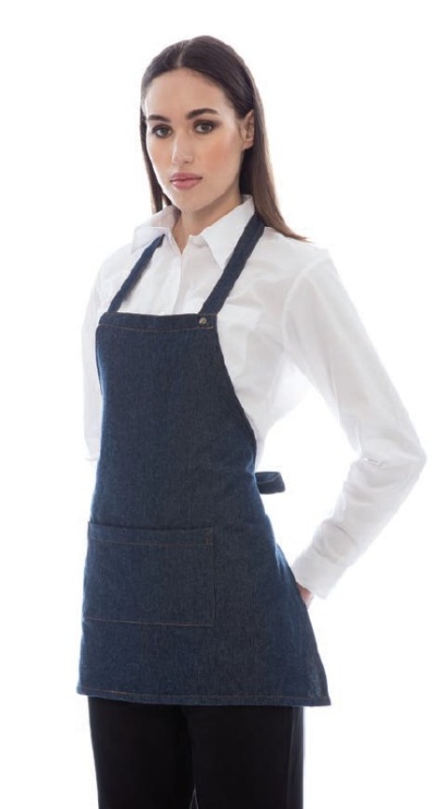 Mulher com avental jeans azul escuro sobre camisa branca