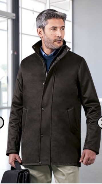 Homem com casaco preto comprido e pasta preta em espaço interior