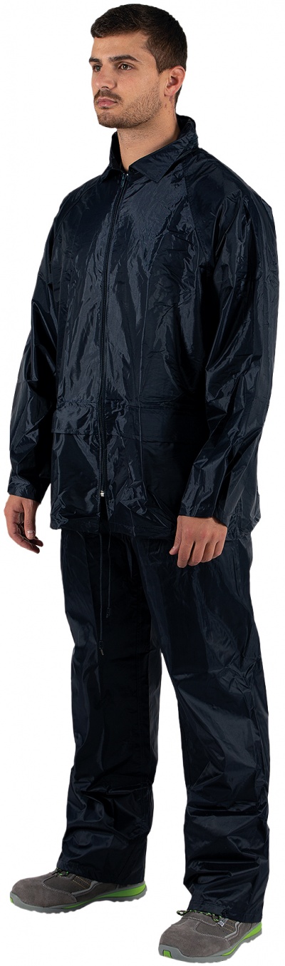 Homem com fato de treino impermeável preto e ténis cinzentos em fundo branco