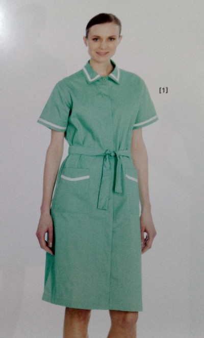 Vestido de trabalho verde com detalhes brancos e cinto de tecido