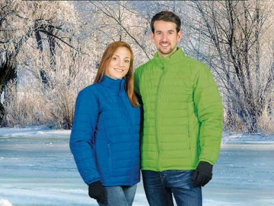 Homem e mulher com casacos acolchoados azul e verde-lima em paisagem de inverno