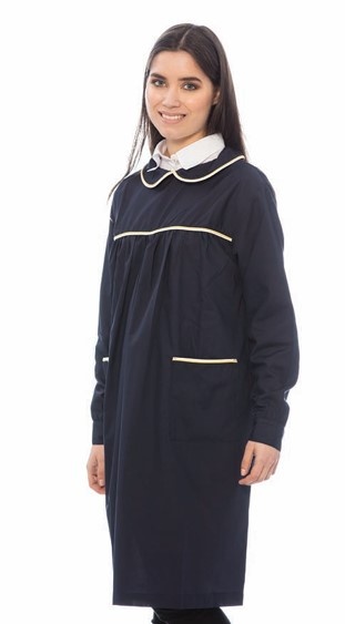 Pessoa com vestido azul escuro com gola e detalhes amarelos.