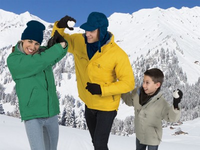 Pessoas com casacos acolchoados coloridos em ambiente de neve