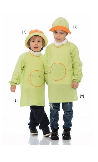 Duas crianças com aventais verdes claros e chapéus bege e laranja em fundo branco