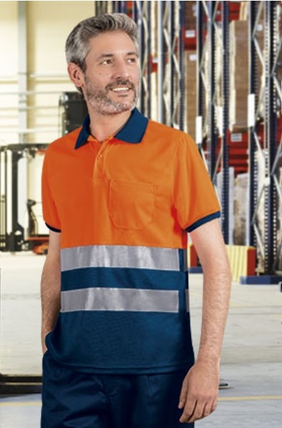 Polo de trabalho laranja e azul com faixas refletoras numa pessoa num armazém