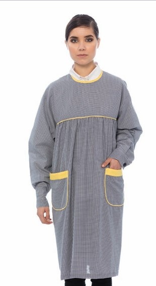 Vestido cinza xadrez com detalhes amarelos e bolsos frontais em fundo branco