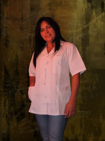 Blusa médica branca de manga curta com botões e bolsos