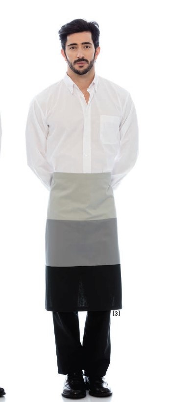 Homem com camisa branca, avental tripartido cinza e preto e calças pretas