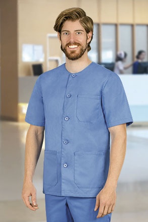 Homem com farda médica azul clara em ambiente hospitalar