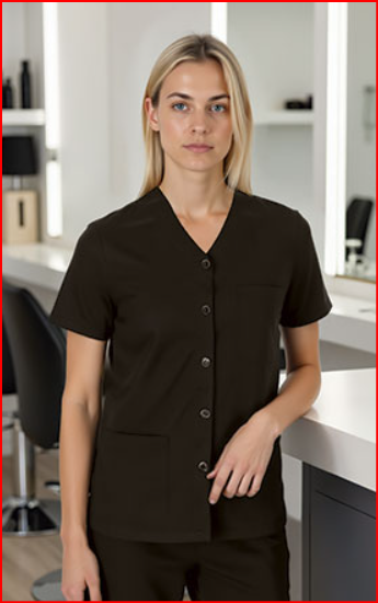 Mulher com fato profissional preto de manga curta com botões e bolsos em escritório moderno