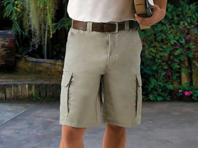 Calções cargo bege com bolsos e cinto castanho