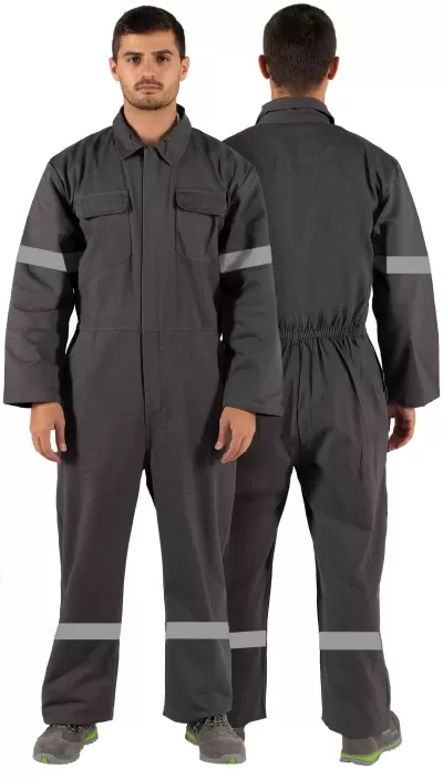 Macacão de trabalho cinza escuro com faixas refletoras usado por homem
