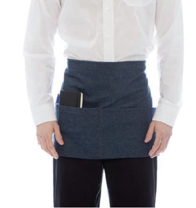Avental azul escuro com bolso frontal usado por pessoa com camisa branca